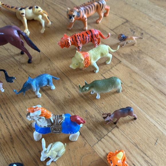 37 Toy Animals Take as a Lot. - Picture 6 of 7